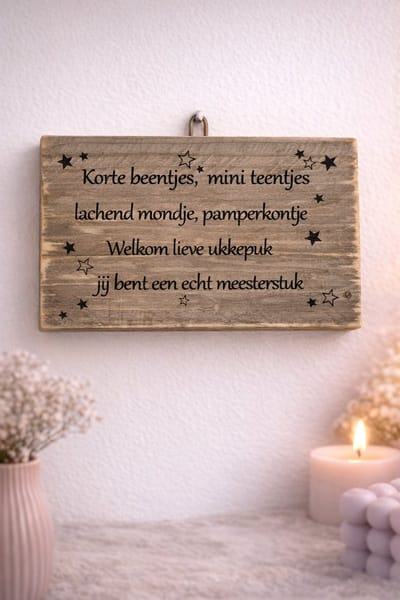 Houten Wandbord ‘Welkom lieve ukkepuk’ – Voor het allerkleinste meesterwerk | Wandbord met tekst | Decoratie | Wonen | Cadeau | Spreukbord