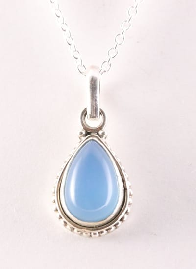Bewerkte druppelvormige zilveren hanger met blauwe chalcedoon aan ketting