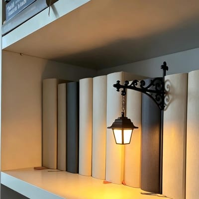 Namajunas - Boekensteun metaal - Bibliotheeklantaarn - Decoratieve boekenplankverlichting - Boekenkast leeslampjes voor boekenwurmen - Boekenlegger - Antieke LED-boekenhoeklamp - Uniek cadeau voor boekenliefhebbers