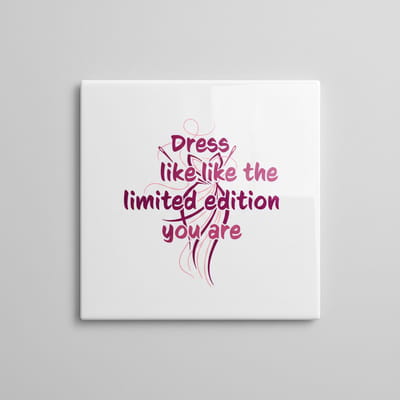 Inspirerende 15×15 cm Keramische Tegel – “Dress Like the Limited Edition You Are” Fashion Quote Wanddecoratie