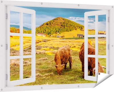 Gards Tuinposter Doorkijk Twee Schotse Hooglanders bij een Dorp - 150x100 cm - Tuindoek - Tuindecoratie - Wanddecoratie buiten - Tuinschilderij