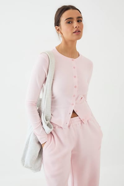Dames DSGN Studio Ronde Hals Doorknoop Lange Mouw Top | Lichtroze | Maat: Large