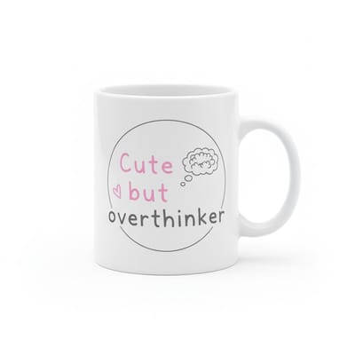 Schattige Tekst Koffiemok 330 ml – “Cute but Overthinker” Keramische Mok voor Koffie & Thee