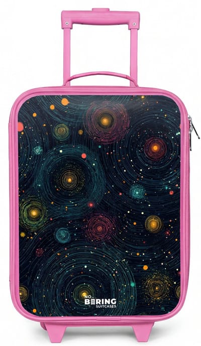 NoBoringSuitcases.com® - Kinderkoffer roze - Kindertrolley meisje - Sterren - Planeten - Kleurrijk - Koffer kind lichtgewicht - Reiskoffer trolley voor kinderen - Koffertje met lichtgevende wieltjes - Rolkoffer