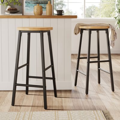 Donkerzwart Barstoelen - Set van 2 - Barkrukken 70 cm - Houtlook Zitting - Metalen Frame - 2 Voetsteunen - Verstelbare Voetjes - Draagvermogen tot 150 kg - Keukenkrukken - Keukenstoelen - Barkrukken voor Keukeneiland