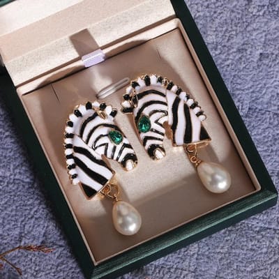 Huitan Mode Zebra Hoofd Vorm Hangende Oorbellen Vrouwen Zwart/Wit Kleur Dierlijke Oorbel voor Cocktail Party Vrouwelijke Statement Sieraden gray