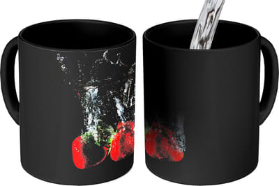 Magische Mok - Foto op Warmte Mokken - Koffiemok - Aardbeien - Fruit - Water - Zwart - Rood - Magic Mok - Beker - 350 ML - Theemok