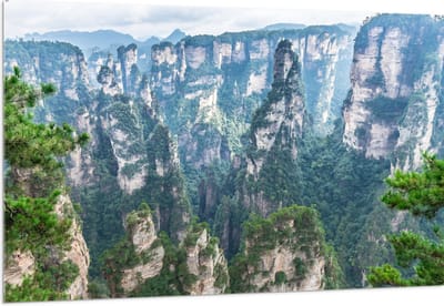 Acrylglas - Hoge Stijle Rotsen met Minimale Begroeiing in Zhangjiajie, China - 150x100 cm Foto op Acrylglas (Wanddecoratie op Acrylaat)