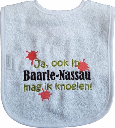 Witte slab met "Ja, ook in Baarle-Nassau mag ik knoeien!" - babyshower, zwanger, cadeautje, kraamcadeau, grappig, geschenk, baby, tekst, plaatsnaam, noord-brabant