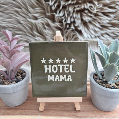Robuust wenstegeltje – Hotel Mama – Grappig Cadeau & Decoratie – Hip trendy tegeltje – Cadeau voor Nieuwe Woning, Housewarming of Gezinscadeau – Sfeervol en Persoonlijk - Vriend(in) – Decoratief Tegeltje met Standaard – Cadeau Idee