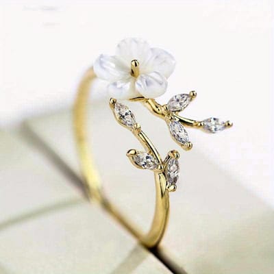 Sjika - Gouden Bloemen Ring Dames – Verstelbare Ring met Bloem & Zirkonia – Elegante Open Ring – Gold Plated - Cadeau voor haar