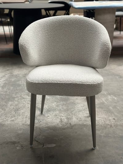 Eetkamerstoel – Bouclé Stoffen Stoel met Armleuning – Moderne Dining Chair met Metalen Poten