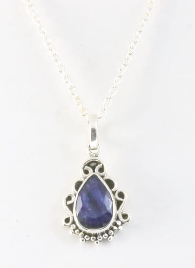 Fijne bewerkte zilveren hanger met blauwe saffier aan ketting