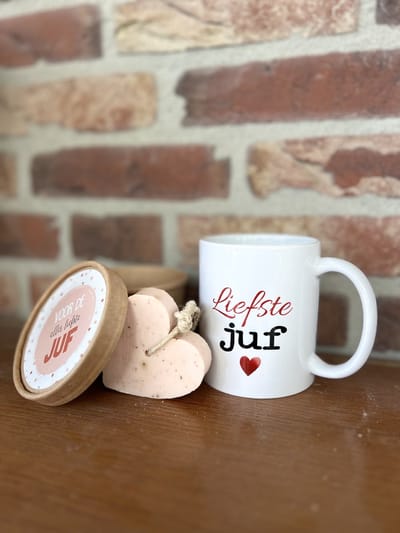 Creaties van Hier - Mok juf + hartzeep in doos met de tekst bedankt juf - einde schooljaar - cadeau - juf -cadeau juf