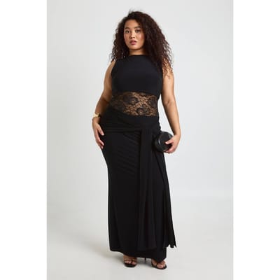 boohoo Dames Plus Maat Racerback Kanten Paneel Strik Draperie Maxi Jurk | Zwart | Maat: 46