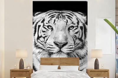 Behang - Fotobehang Tijger - Zwart - Wit - Portret - Dieren - Breedte 195 cm x hoogte 300 cm