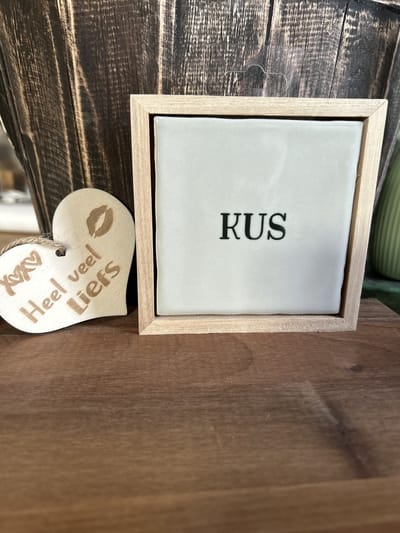 Creaties van Hier -Liefs in een lijstje Kus met houten hartje - 12 cm – Keramiek