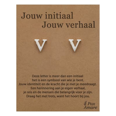 Letter V Oorbellen op Cadeau Kaartje - Jouw initiaal, jouw verhaal - Zilverkleurig Stainless Steel - 7mm Initiaal Oorknopjes- Pax Amare