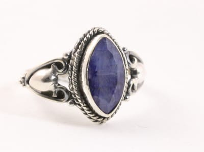 Fijne bewerkte zilveren ring met blauwe saffier - maat 15.5