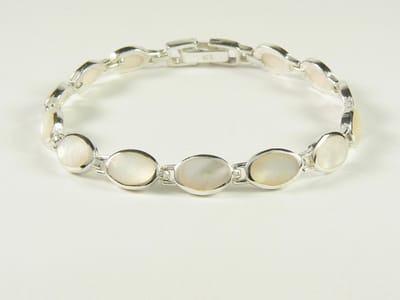 Zilveren schakelarmband met parelmoer