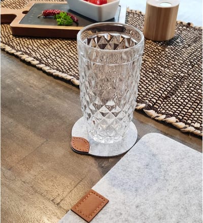 Set van 4 Vilt en Leer Onderzetters in Lichtgrijs - Moderne Tafeldecoratie en Glazen Coasters voor Bescherming en Stijl