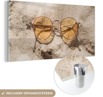 MuchoWow® Glasschilderij 120x60 cm - Schilderij acrylglas - Zonnebril - Strand - Zand - Foto op glas - Schilderijen