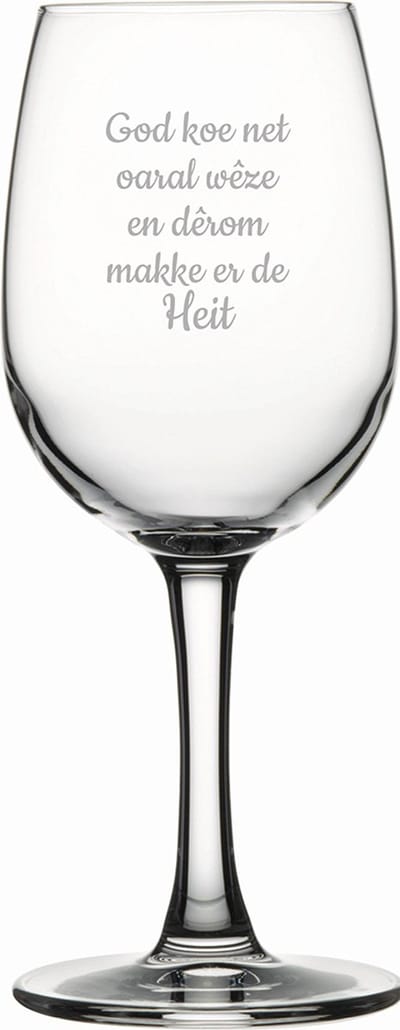 Witte wijnglas gegraveerd - 26cl - God koe net oaral wêze en dêrom makke er de Heit