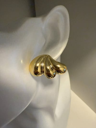 Goudkleurige oorbellen 3 druppels tegen elkaar || Make up | Parfum | Moederdag | Verjaardagscadeau| Cadeautje| Valentijnsdag| Kado | sieraden | vaderdag | oorbellen | oorsieraden