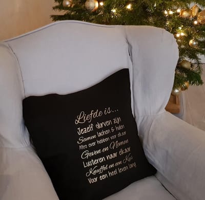 Sierkussen Kussen met tekst bedrukt cadeau vriendin | liefde is | zwart met goud opdruk met vulling| 50x50 cm | verjaardag man vrouw huwelijk valentijn bruiloft vriend partner samenwonen samenlevingscontract