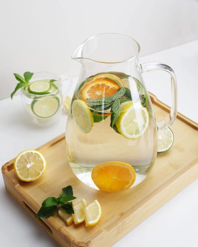 Unyqoos ® Capaciteit Rijke Glazen Karaf met Roestvrij Stalen Deksel voor Diverse Dranken 2,6 Liter