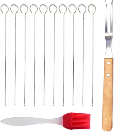Complete BBQ set met vleesvork, ronde spiesen met haak, siliconen oliekwast en houten handvat voor grillen en koken thuis.