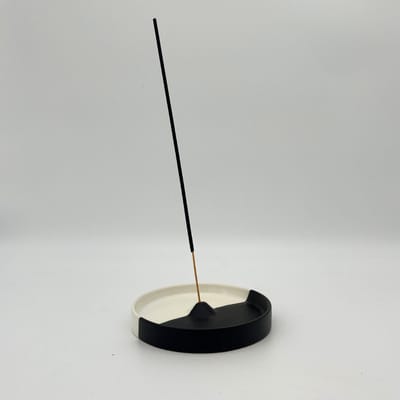 a sunny day wierook houder - wierookhouder - keramiek - rond - zwart en wit - diameter 10 cm - wierook brander - meditatie - aromatherapie - rituelen - 10 x 10 cm - geurloos