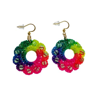 Regenboog Oorbellen met Kristallen en Crochet Details, Haakoorbellen Dames, Goudkleur RVS Lengte 50mm - Handgemaakt esde2