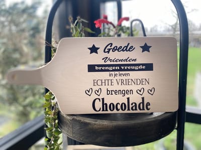 Serveerplank met tekst Goede vrienden brengen vreugde in je leven-echte vrienden brengen chocolade / vriendschap / cadeau / vriend
