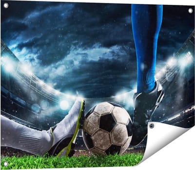 Gards Tuinposter Voetbal Sliding op de Bal in het Stadion - 80x60 cm - Tuindoek - Tuindecoratie - Wanddecoratie buiten - Tuinschilderij