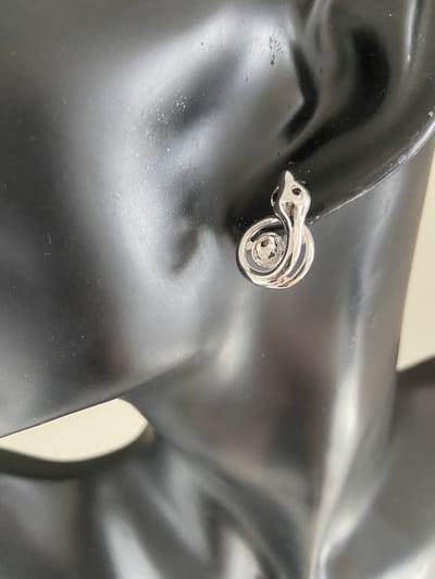 Slangenoorknopje met imitatieparel | | Make up | Parfum | Moederdag | Verjaardagscadeau| Cadeautje| Valentijnsdag| Kado | sieraden | vaderdag | oorbellen | oorsieraden