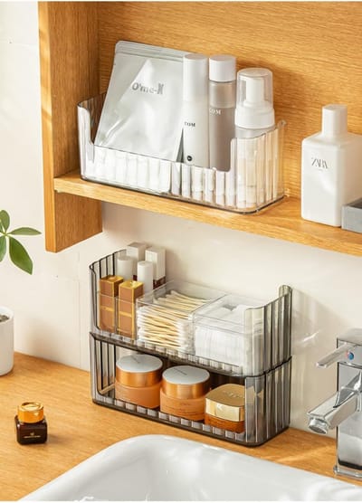 Cosmetische organizer, PET-slaapkamer kaptafel organizer, stapelbare cosmetische make-up opberger met 4 verwijderbare verdelers, 2 lipglosshouders, 2 wattenstaafjeshouders (lichtgrijs)