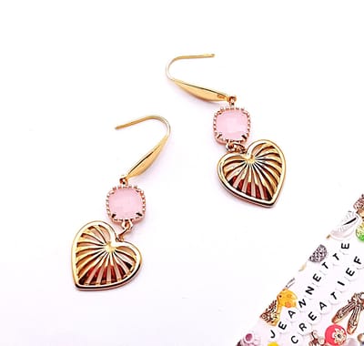 Jeannette-Creatief - Chique - Hartjes - Oorbellen dames - Oorbellen - Roze Oorbellen - Gouden Hartjes - Oorbellen met Hartjes - Hartjes 3 - Roze Oorbellen - Poederroze - Gouden Oorbellen - RVS - Valentijn - Valentijnstip - Love - Moederdag