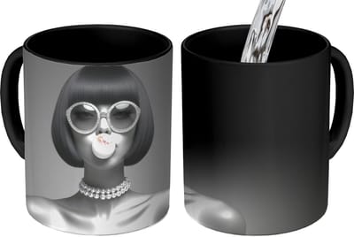 Magische Mok - Foto op Warmte Mokken - Koffiemok - Vrouw - Zwart Wit - Ketting - Zonnebril - Magic Mok - Beker - 350 ML - Theemok