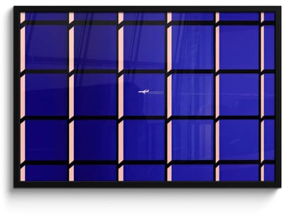 Poster in lijst - Fotolijst 90x60 cm - Posters - Vliegtuig - Ruiten - Blauw - Rechthoekig - Posterlijst zwart - Decoratie - Wanddecoratie woonkamer - Muurdecoratie slaapkamer - Kerstversiering - Kerstdecoratie voor binnen - Kerstmis