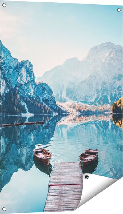 Gards Tuinposter Twee Bootjes op het Meer in de Bergen - 60x90 cm - Tuindoek - Tuindecoratie - Wanddecoratie buiten - Tuinschilderij