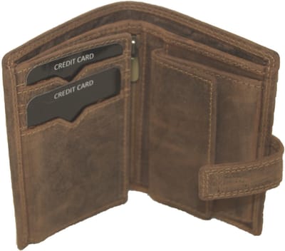 Oi Hunter bruine leren kleine billfold / compacte herenportemonnee afsluitbaar met muntvak naar midden toe / klein linkshandig beursje met lipje / anti skim / bruin leer / 347H