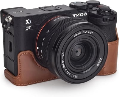 Premium PU Leren Half Case voor Sony A7C II - Beschermende Grip met Handvat en Open Onderkant - Donkerbruin, Ideaal voor Fotografie en Reisgebruik
