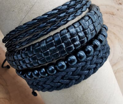 Stoere - heren armband – Set van 4 verschillende bandjes waarvan: Leer, hout kralen, textiel - zelf in grootte instelbaar.