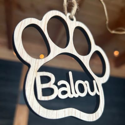 JM WOODS - Hondenpoot met Naam - Stuur de hondennaam door per mail naar info @jmwoods.nl - 10 cm hoog - Gepersonaliseerde Honden Ornament Cadeau Houten -