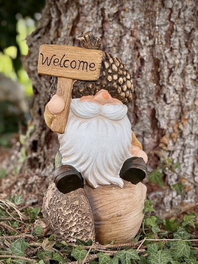 Gnoom Herfst op eikel 'Welcome' magnesium 39 cm hoog - tuinbeeld - hoogkwalitatieve kunststof - decoratiefiguur - interieur - accessoire - voor binnen en buiten - herfstcollectie - geschenk - cadeau - gift - verjaardag