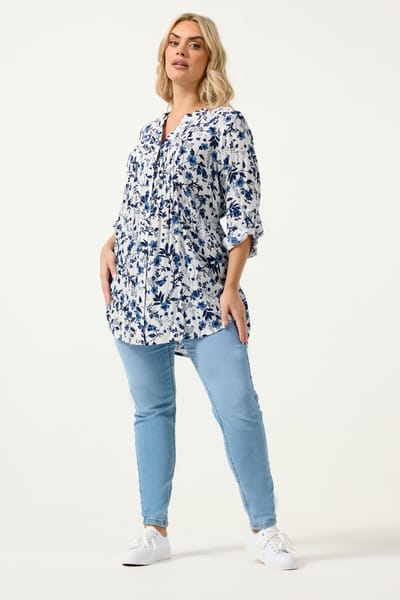 Yours Blauwe Pintuck Blouse Met Bloemenprint En Pailletten Size 54-56