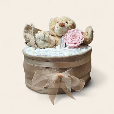 Luxe Luiertaart 1-Laags met Premium Pampers, Roze Longlife Roos, Hydrofiele Doek, Spuugdoekje en Superzacht Beertje: Het Perfecte Kraamcadeau