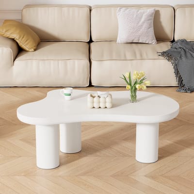 Onregelmatig gevormde salontafel in wolkenvorm – lengte 107 cm – breedte 66 cm – hoogte 40,5 cm – tafelblad van MDF en poten van PVC – achterkant bekleed met vilt