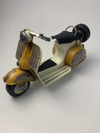 Vespa look retroo scooter metaal met ruit